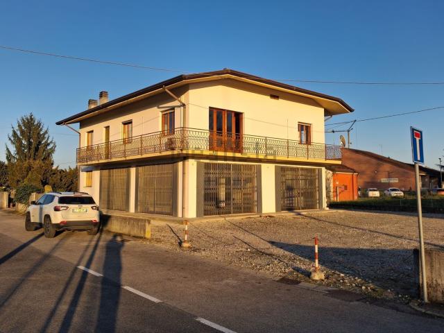 Villetta indipendente in vendita di 305 m² in Via Agnul, 1
