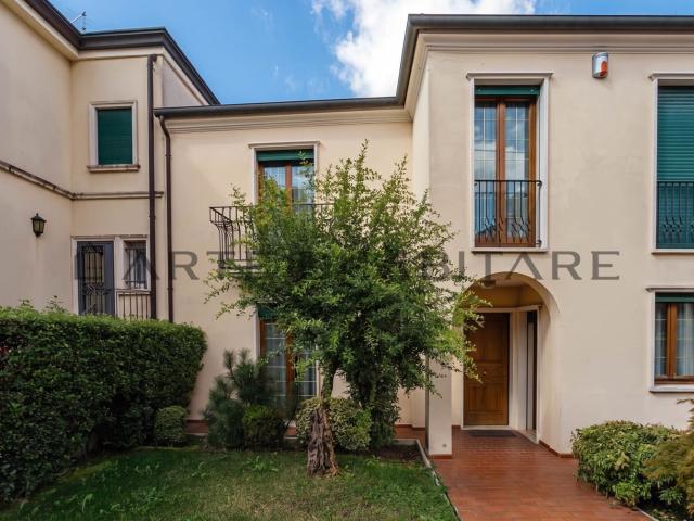 Villetta indipendente in vendita di 305 m² in Via Belfiore, 9