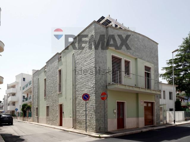Villetta indipendente in vendita di 305 m² in Via Damiano Chiesa, 24