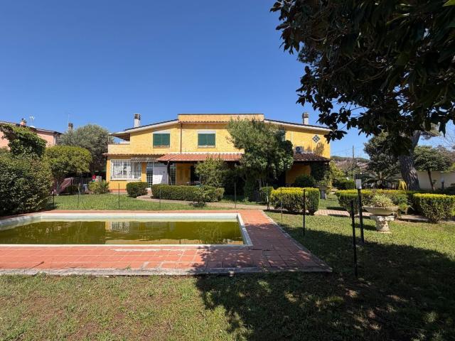 Villetta indipendente in vendita di 305 m² in Via dei Noci, 47