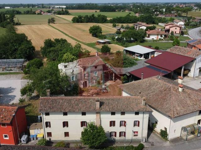 Villetta indipendente in vendita di 305 m² in Via della Chiesa, 15