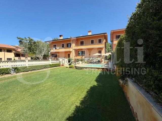 Villetta indipendente in vendita di 305 m² in Via Delle Api, 7