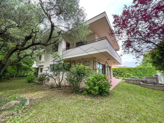 Villetta indipendente in vendita di 305 m² in Via Risorgimento