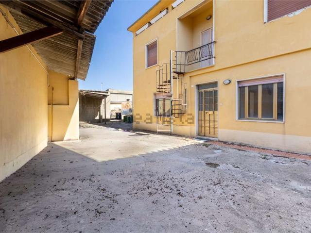 Villetta indipendente in vendita di 309 m² in Via Santa Giusta