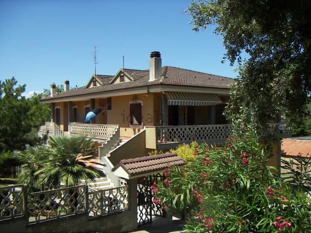 Villetta indipendente in vendita di 310 m² in Via G. Marconi