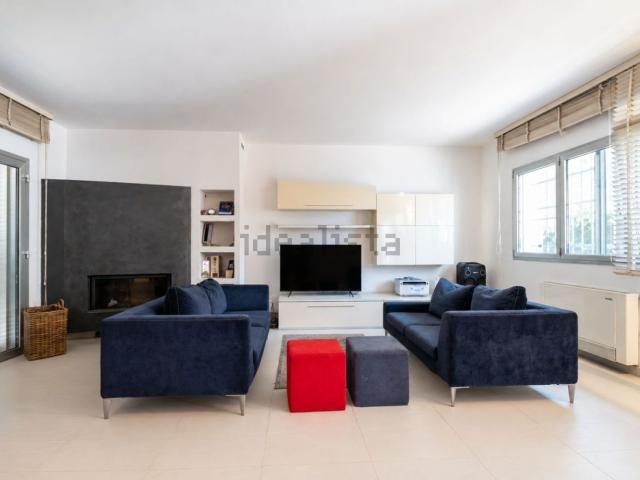 Villetta indipendente in vendita di 310 m² in Via Monsignor Pietro Merighi