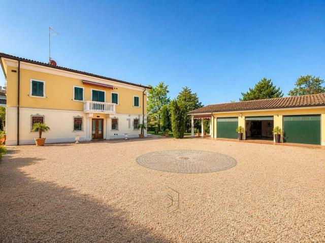 Villetta indipendente in vendita di 310 m² in Via Ravenna, 242