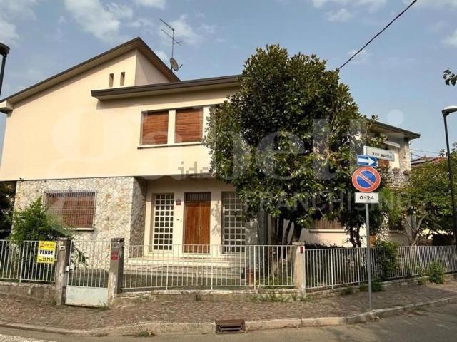 Villetta indipendente in vendita di 310 m² in Via XXV Aprile, 9