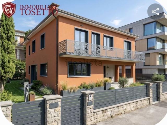 Villetta indipendente in vendita di 310 m² in Viale G. Trissino, 76
