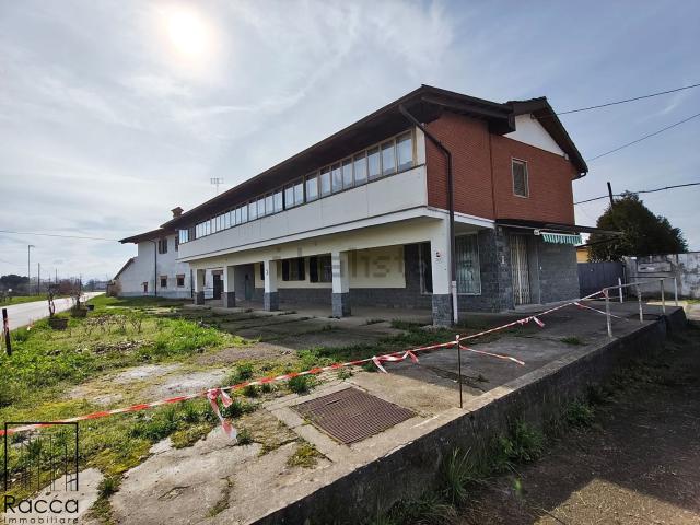 Villetta indipendente in vendita di 310 m² in Frazione Pasquero, 11