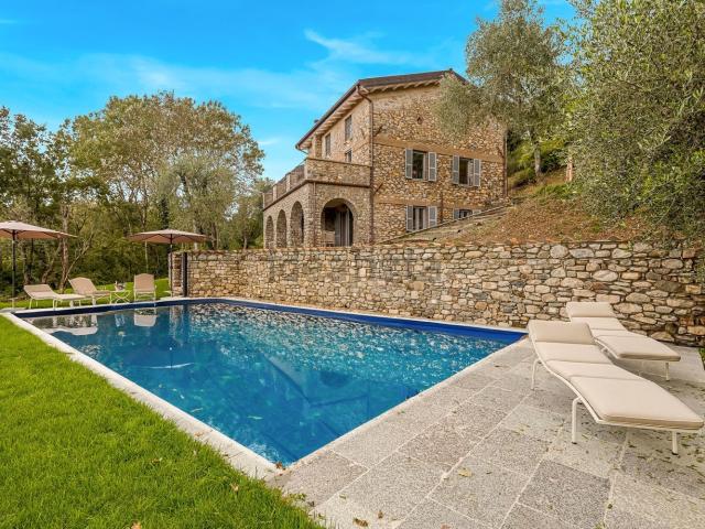 Case e ville in vendita di 311 m² in Via gabbiana