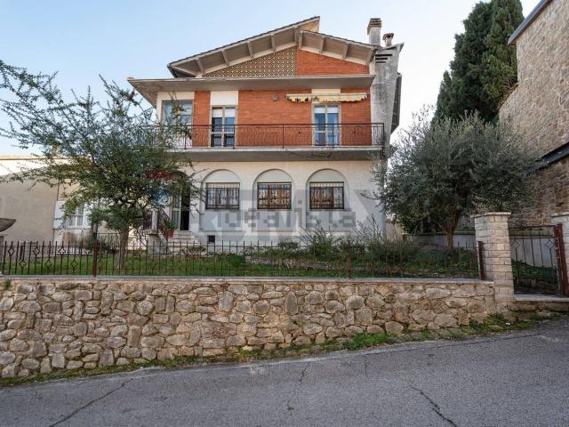 Villetta indipendente in vendita di 312 m² in Via G. Rossini, 134