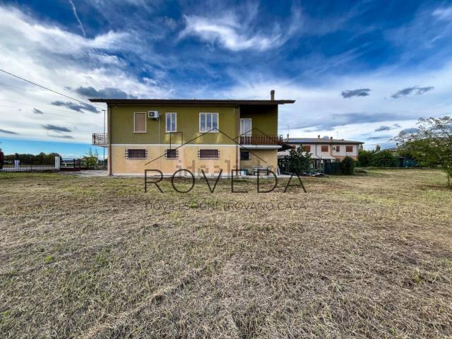 Villetta indipendente in vendita di 312 m² in Via Santi