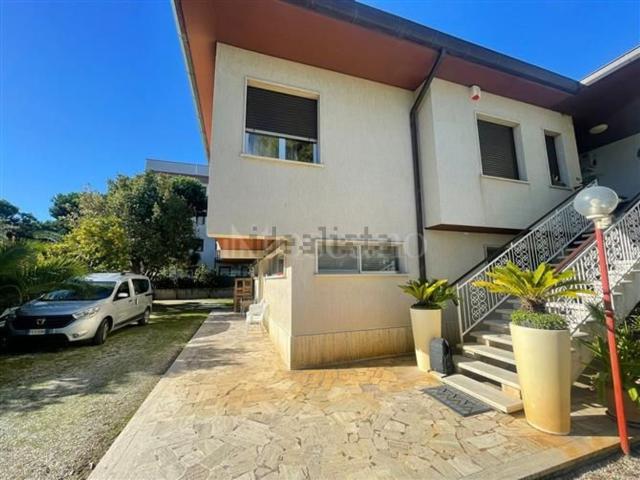 Villetta indipendente in vendita di 312 m² in Via Taormina