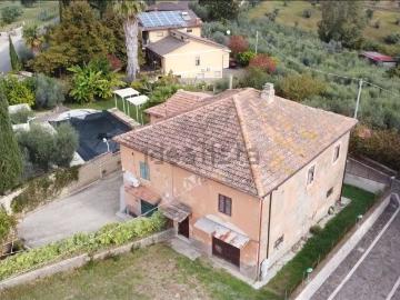 Villetta indipendente in vendita di 312 m² in Contrada Benedetti