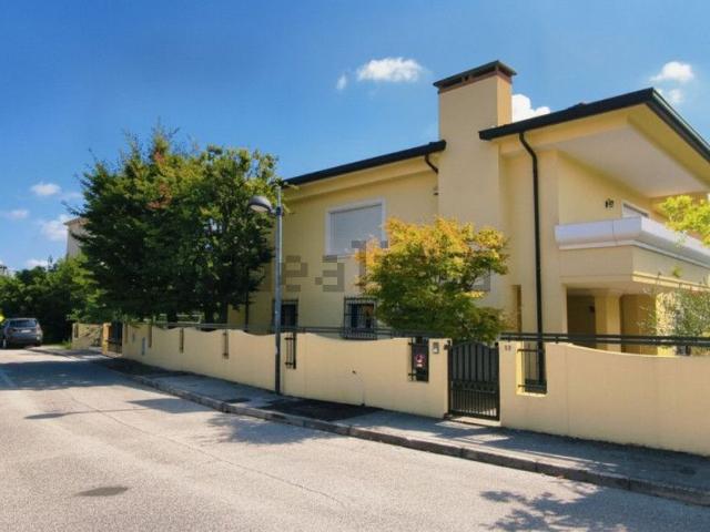 Villetta indipendente in vendita di 315 m² in Via G. Tartini, 11