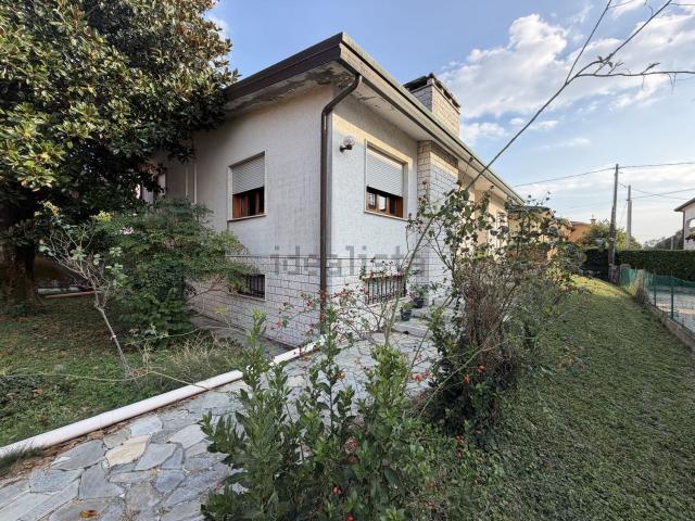Villetta indipendente in vendita di 315 m² in Via Giuseppe Verdi