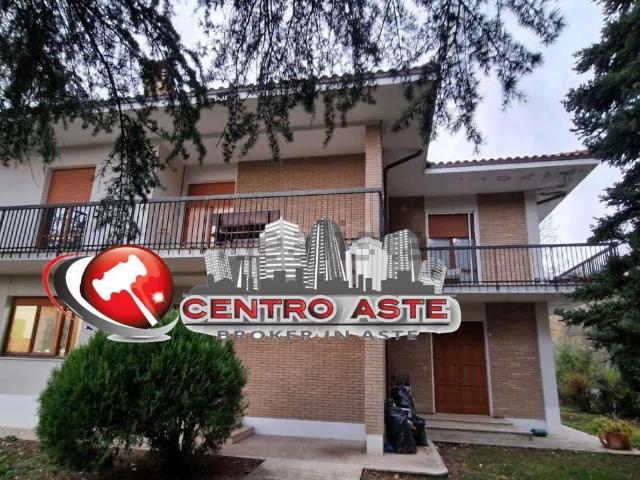Villetta indipendente in vendita di 316 m² in Via Feltresca