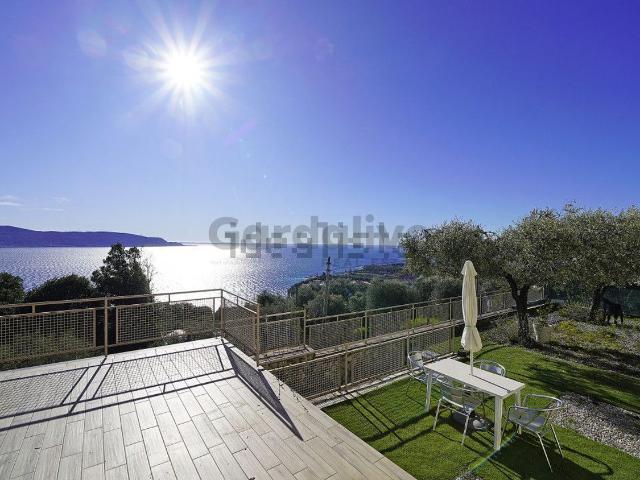 Villetta indipendente in vendita di 320 m² in Via Caronte