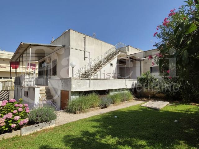 Villetta indipendente in vendita di 320 m² in Via A. Diaz, 83