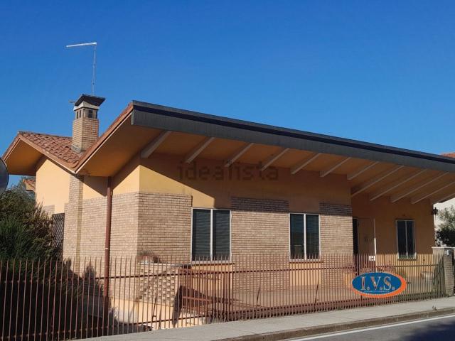 Villetta indipendente in vendita di 320 m² in Via 2 Giugno, 24