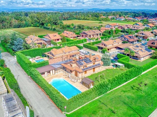 Villetta indipendente in vendita di 320 m² in Via Falcone e Borsellino, 37