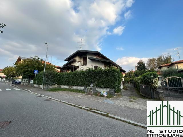 Villetta indipendente in vendita di 320 m² in Via Mons. G. Schiavini