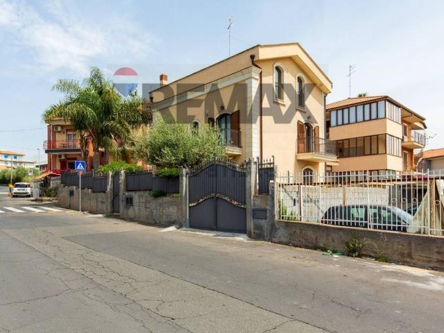 Case e ville in vendita di 320 m² in Via Poggio del Lupo, 47