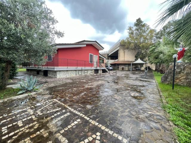 Villetta indipendente in vendita di 320 m² in Via Ponte Garigliano