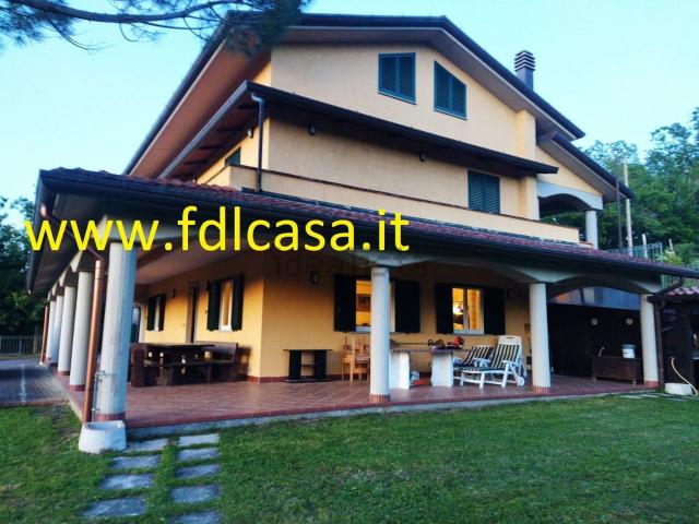 Villetta indipendente in vendita di 320 m² in Via Ronco