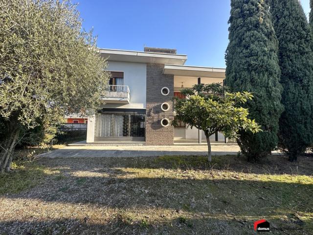 Villetta indipendente in vendita di 320 m² in Via Trento