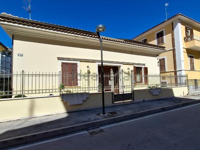 Villetta indipendente in vendita di 320 m² in Via Volturno