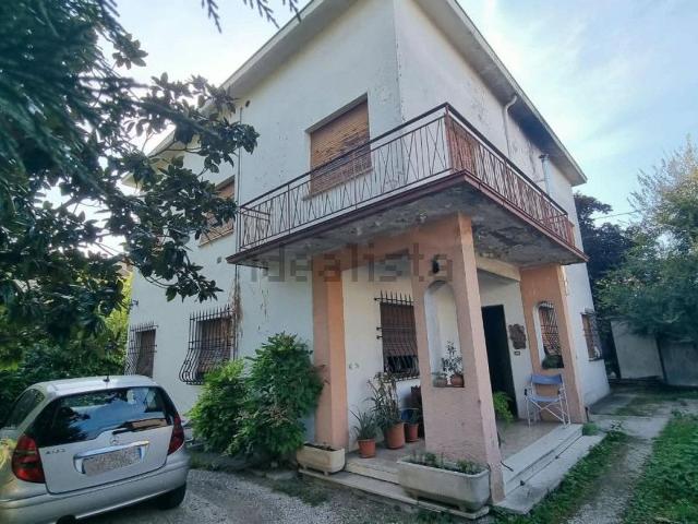 Villetta indipendente in vendita di 320 m² in Viale C. Battisti