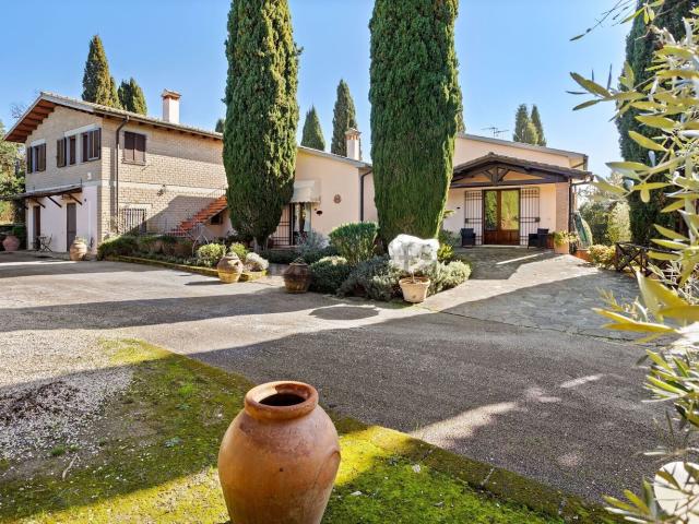 Villetta indipendente in vendita di 320 m² in Strada Sterpeti