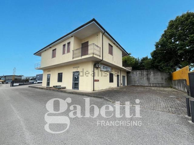 Villetta indipendente in vendita di 320 m² in Strada Provinciale 330