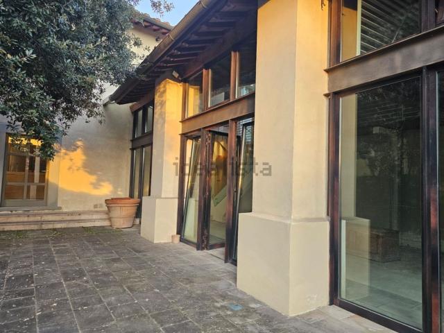 Villetta indipendente in vendita di 321 m² in Via San Giusto
