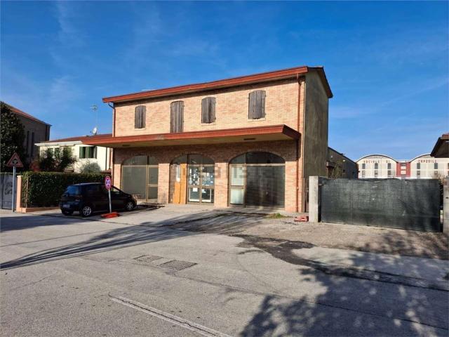 Villetta indipendente in vendita di 323 m² in Via IV Novembre