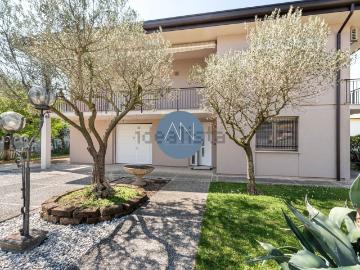 Villetta indipendente in vendita di 324 m² in Via Sant&apos  Agnese, 35