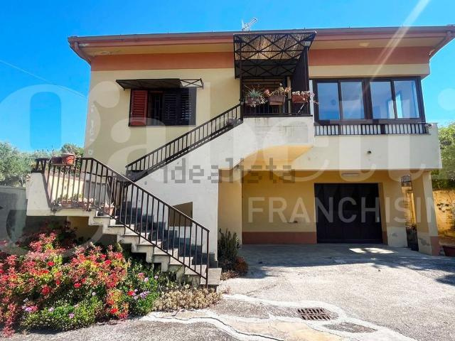 Villetta indipendente in vendita di 325 m² in Via Giuseppe Garibaldi