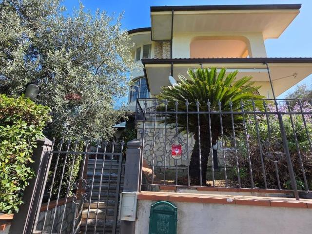 Villetta indipendente in vendita di 325 m² in Via Giovanni Gentile