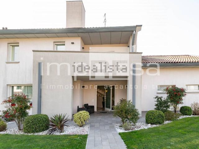 Villetta indipendente in vendita di 325 m² in Via Monte Civetta, 76