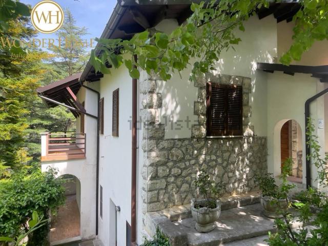 Villetta indipendente in vendita di 325 m² in Viale della Pineta