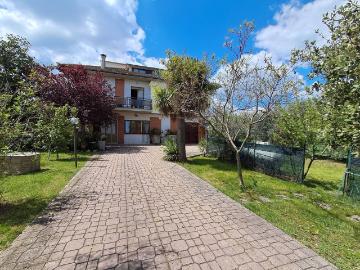 Villetta indipendente in vendita di 328 m² in Via Faraone
