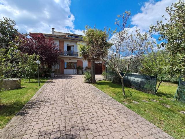 Villetta indipendente in vendita di 328 m² in Via Faraone