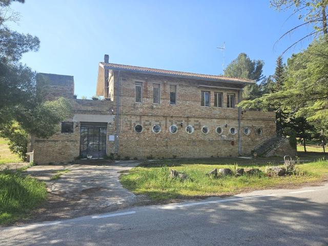 Villetta indipendente in vendita di 328 m² in Contrada Sterpara