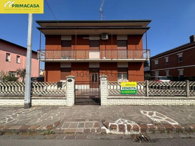 Villetta indipendente in vendita di 330 m² in Via A. Manzoni