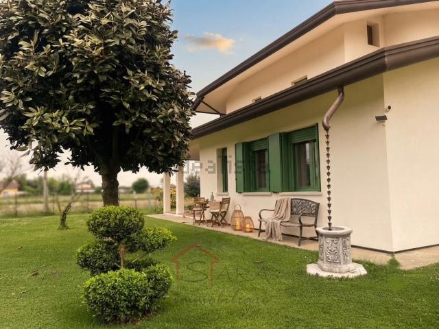 Villetta indipendente in vendita di 330 m² in Via Battisti C