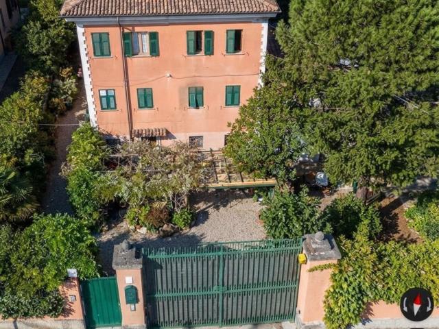 Villetta indipendente in vendita di 330 m² in Via G. B. Baldo