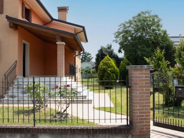 Villetta indipendente in vendita di 330 m² in Via G. Leopardi