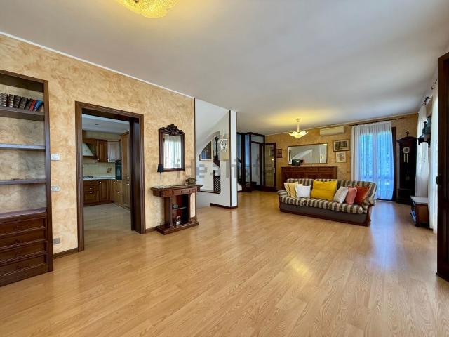 Villetta indipendente in vendita di 330 m² in Via Gorizia